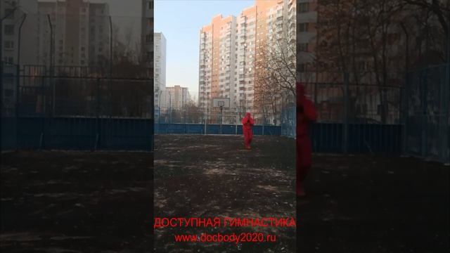 Упражнения с копьём на детской игровой площадке (10)