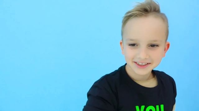 Влад и Никита - Влад и Никита становятся сильными с помощью надувной полосы препятствий