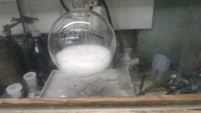 гашу метанолом натрий, над которым сушил и перегонял эфир - выделяется водород