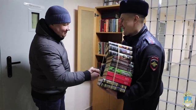 Общественники подарили книги для спецприемников УМВД