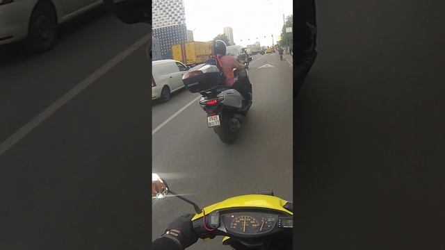Таксист не дал спрыгнуть с бордюрчика – тормоза выручили, аж заглох. Приключения Эдика на полтосе