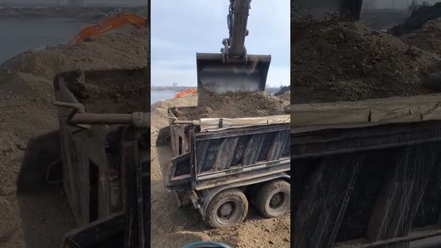 Volvo Ec240Blc loading Iveco Eurotrakker in quarry