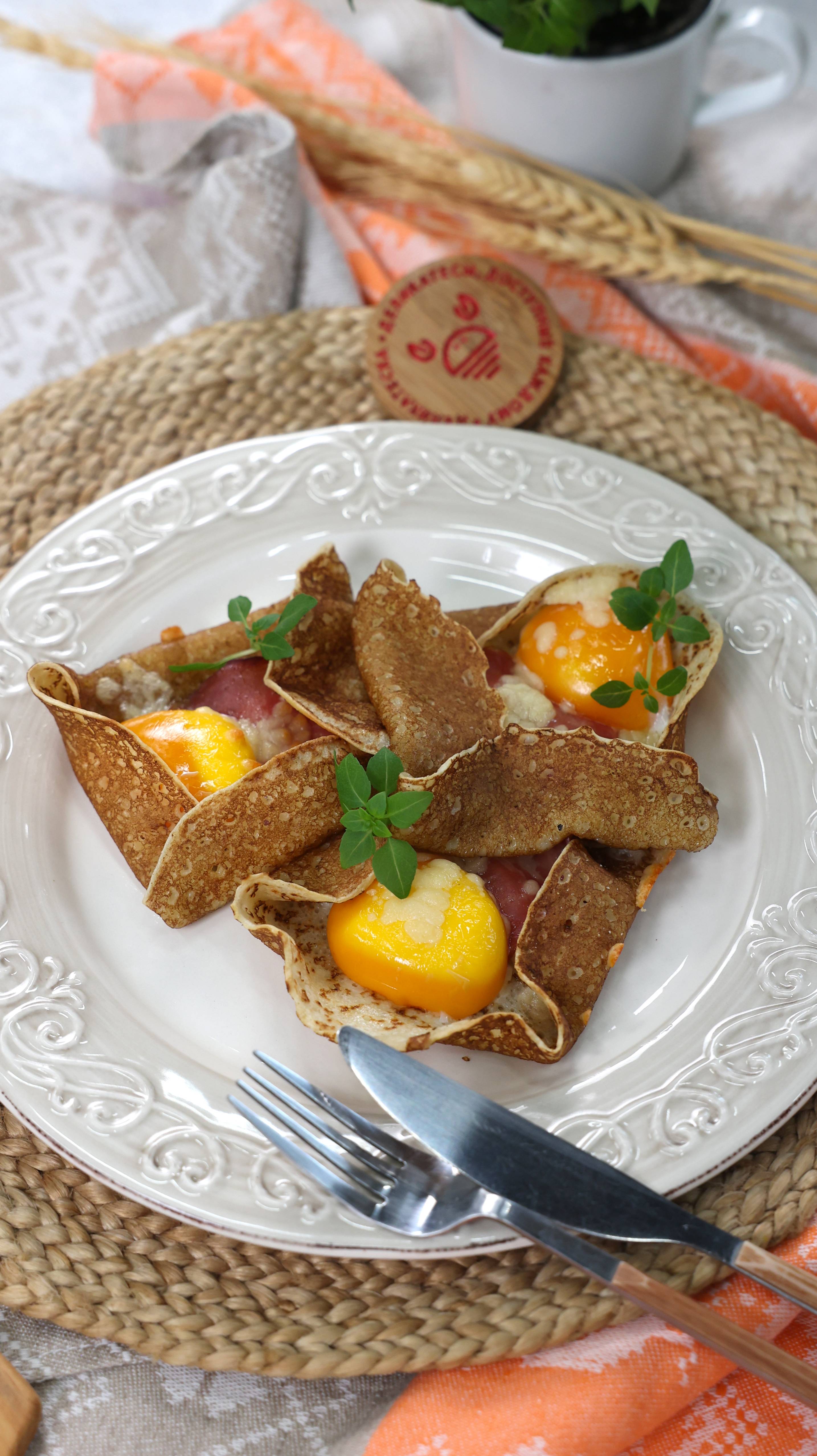 Креп-галет с пармой и яйцом в духовке