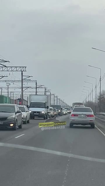 Пробка на старом мосту из-за массовой аварии