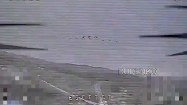 Кадры объективного контроля уничтожения танка Т-64 ВСУ расчетами FPV-дронов группировки войск «Запад