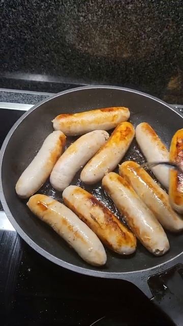 делаем красивые сосиски  на сковородке)))