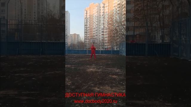 Упражнения с копьём на детской игровой площадке (3)