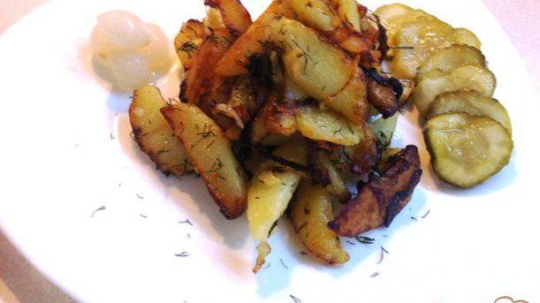 Жареный картофель с чесноком и луком