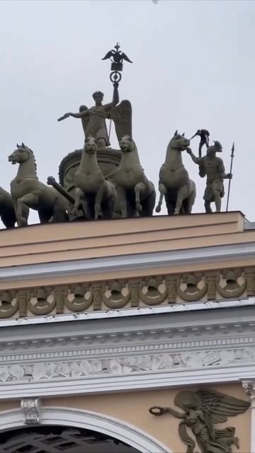 Вчера руферы умудрились забраться на Главный штаб на Дворцовой #руферы  #эрмитаж #питервкармане
