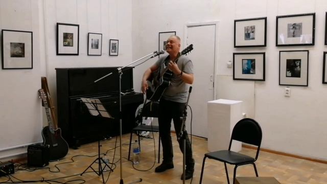 Средь прохожих выискивала - Алекс Макеев.mp4