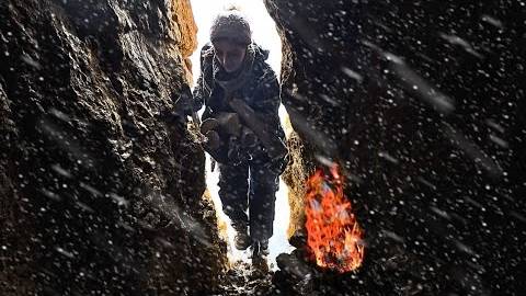 Зимний кемпинг в скальном убежище в горах. Попадание в снежную бурю и выживание в примитивной пещере