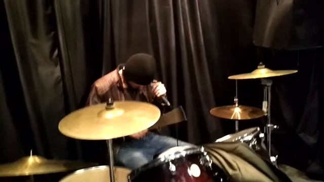 Круто поёт и играет на ударке Noize Mc дождь
