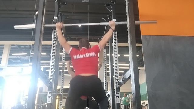 Приседания со штангой поднятой над головой, уже 42,5 кг. Уверен, что могу больше.