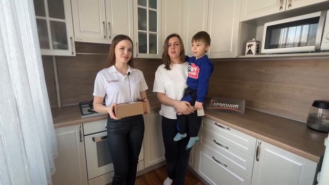Угловой кухонный гарнитур с ручками в классическом стиле _ Отзыв нашего клиента Юлии.