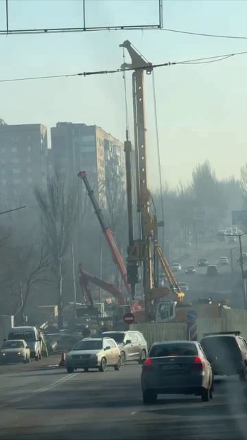В Макеевке продолжают строить мост через реку Грузская
