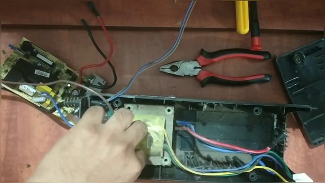What's Inside A UPS?