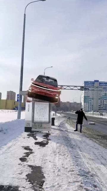 Кто-то припарковался на умной остановке в Оренбурге😂
