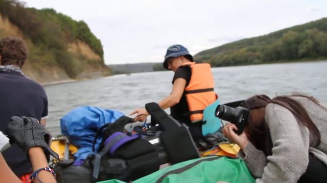 Дністер.тиха вода, но знімати з фотіка напряжно.