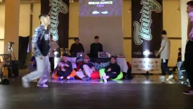 ТАНЦУЙ БРЕЙКИНГ БАТТЛ BBOY PEREZ VS BBOY VALYA