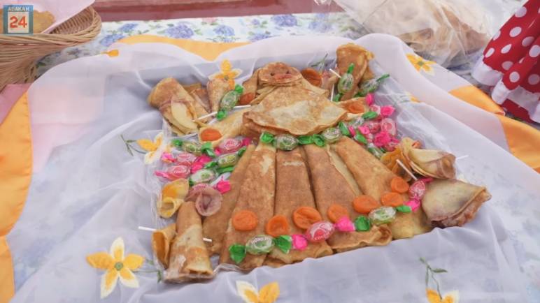 Жители района Западный провожают зиму на масленичных гуляниях