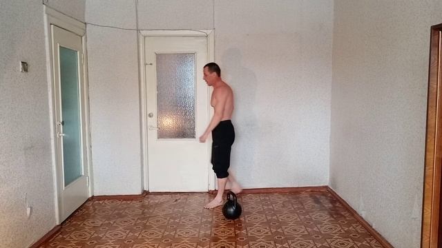 Кунг-фу 559. Тренировка с гирей 32кг.