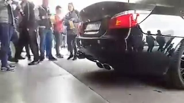 Extreme loud exhaust BMW M5 on car meeting!