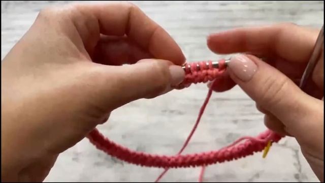 Вяжем красивую горловину спицами