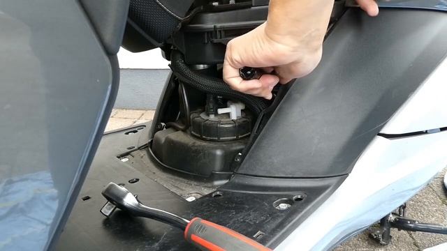 Anleitung Roller Zündkerze wechseln | Peugeot Metropolis 400i ABS 2017