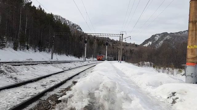 "Из архивов" 4ЭС5К-040 Прибывает на разъезд Айгир