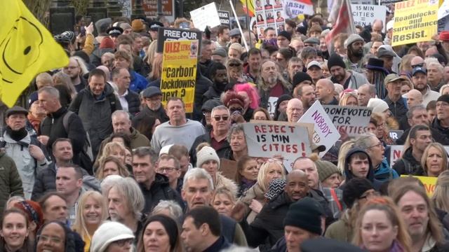 Heavy police presence as demonstrators face off during Oxford LTN protest