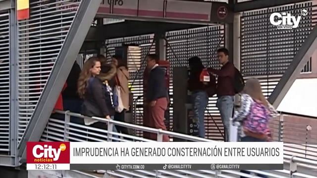 Dos policías subieron una motocicleta a un bus alimentador | CityTv