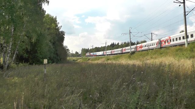 Электровоз ЭП20-024 с фирменным поездом "Янтарь"