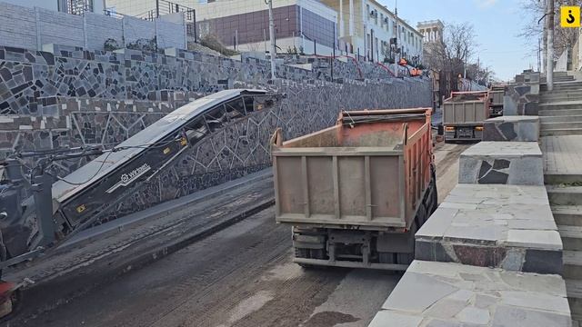 Строительство новых подпорных стен на ул. Адмирала Октябрьского. Фрезеровка асфальтобетона