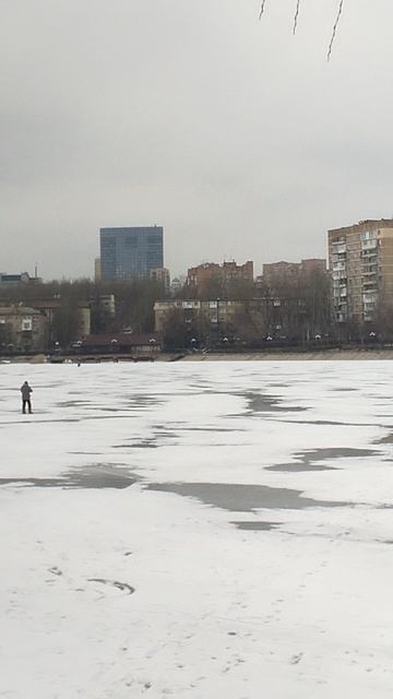 Отчаянные рыболовы в Донецке