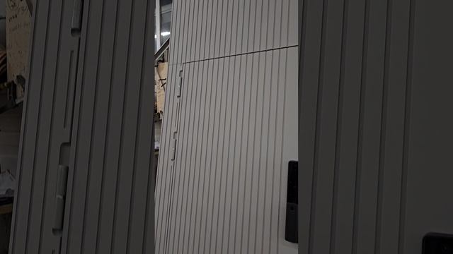 Входная дверь с верхней фрамугой нестандартного размера для загородного дома под заказ. Любой размер