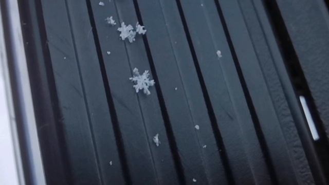 Снежинка на зарядке #макро почти
