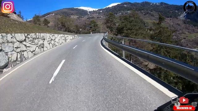 Estrada com muitas curvas nos Alpes Suíços