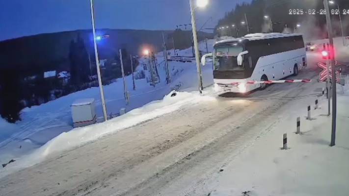 В Иркутской области грузовой поезд едва не столкнулся с пассажирским автобусом