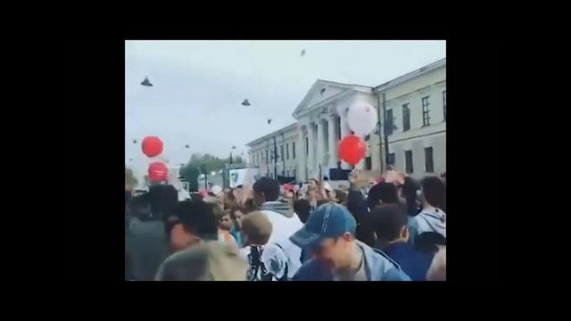 В голодную толпу Томска побрасали пирожное картошка