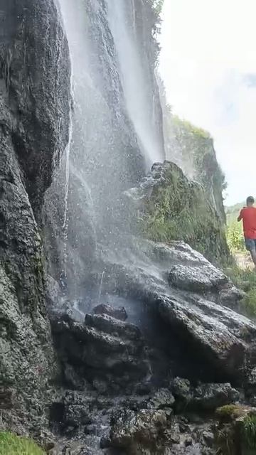 Красивейшие водопады над пещерами в Гришкиной балке
