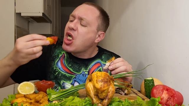 МУКБАНГ. ОБЖОР. ЦЫПЛЯТА КОРНИШОНЫ ЗАПЕЧЁННЫЕ, КАРТОХА ДОЛЬКАМИ, ПОМИДОРИЩЕ. АСМР. MUKBANG.