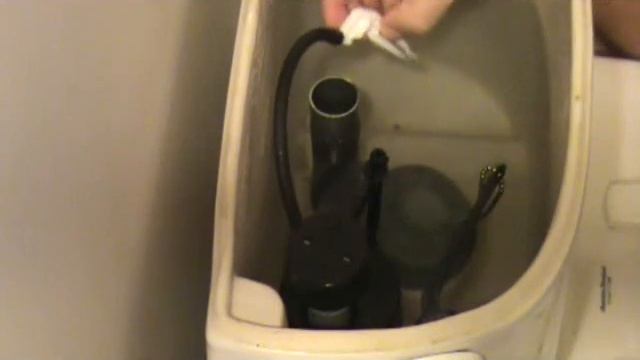 How to prevent a toilet tank from draining: without flushing