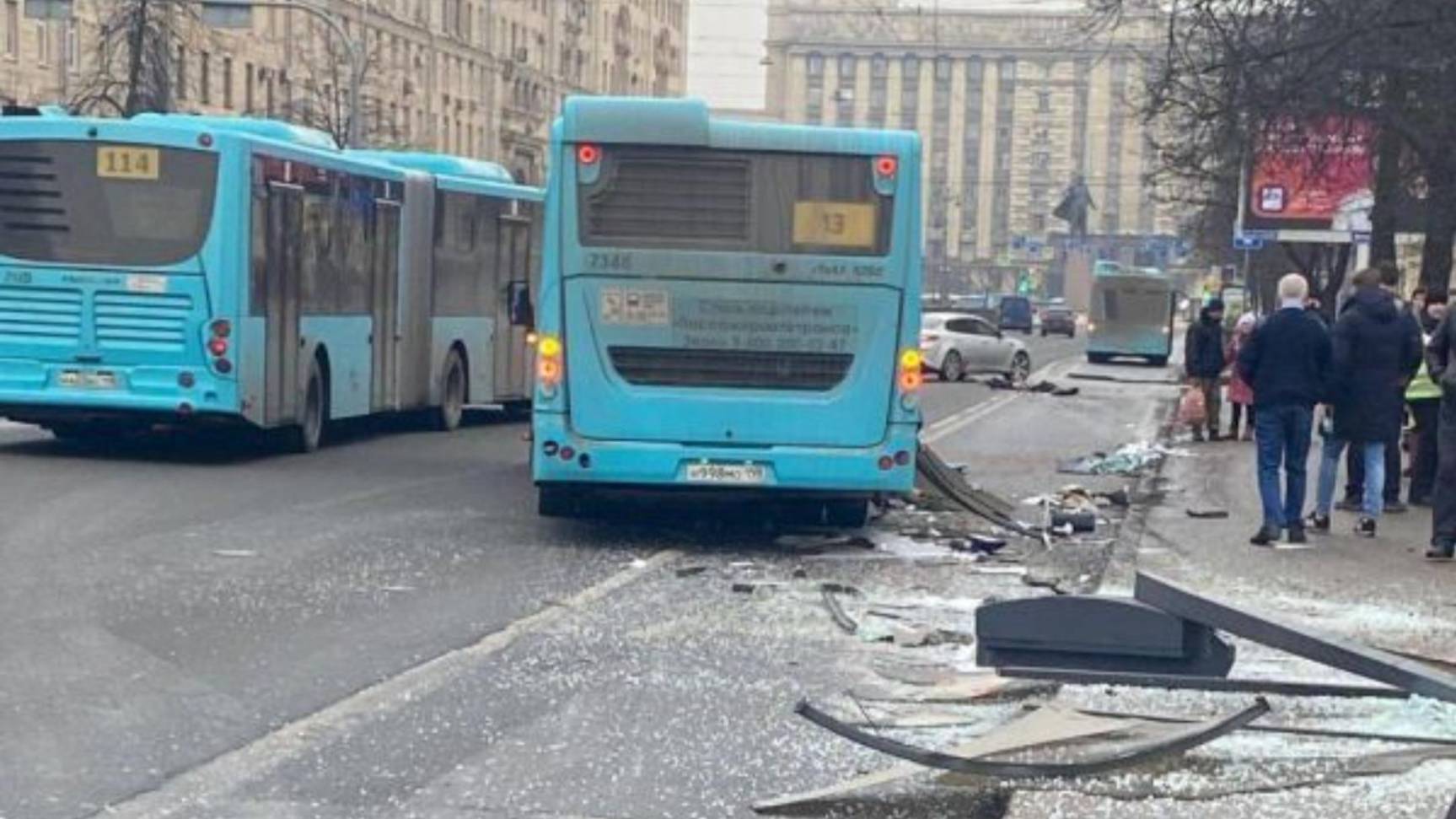 Автобус протаранил остановку с людьми в Петербурге