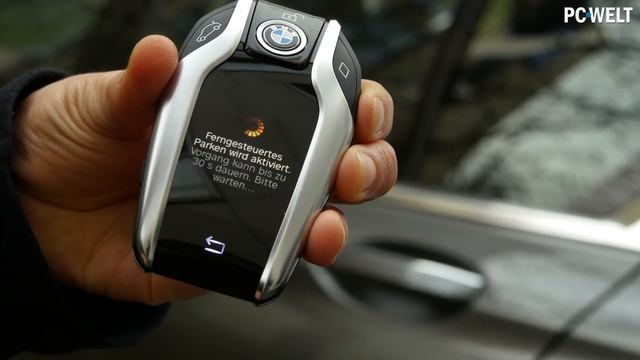 Einparken per Fernbedienung beim BMW 740i ausprobiert | Parkassistent Plus | 4K