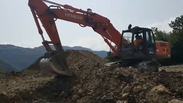 #hitachi Hitachi Zaxis 210 -excavation for foundations-