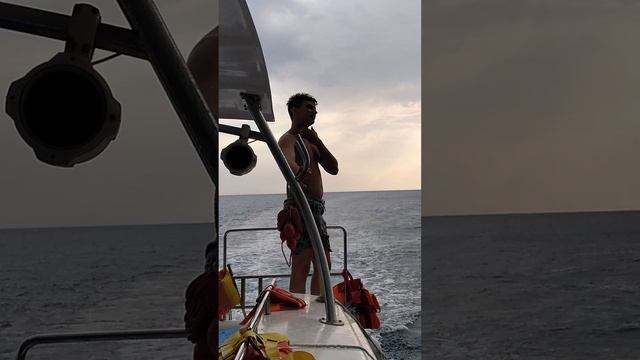 Уплыли на белоснежном катамаране в открытое Чёрное море, сейчас будем купаться
