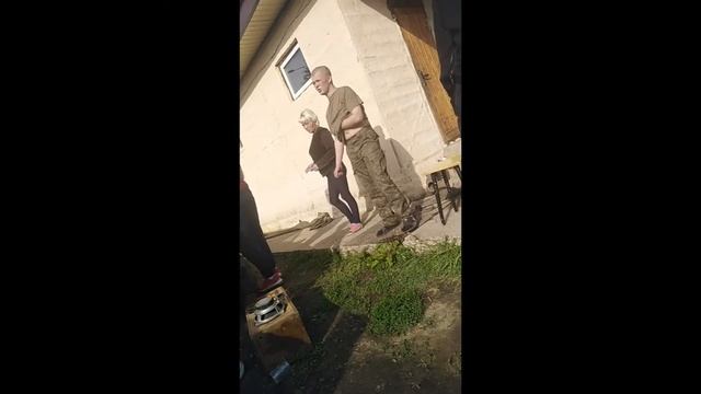 Включите ему музыку