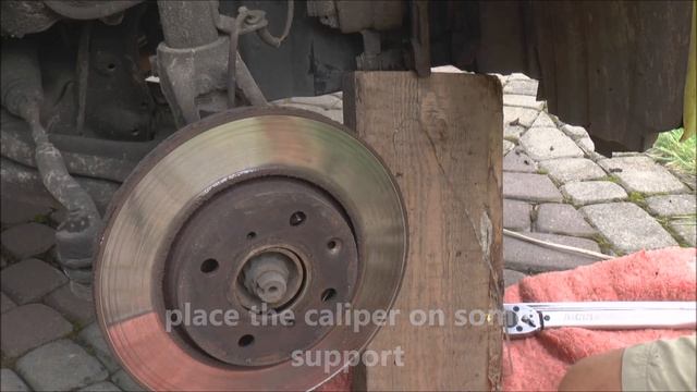 How to replace brake discs - Aygo, Yaris, C1, 107