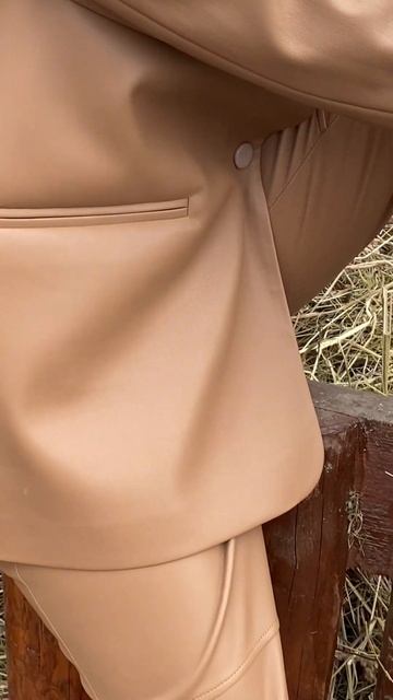 Что купить этой осенью? Однозначно костюм из эко кожи #KatrinFashion #стиль2023 #трендсезона