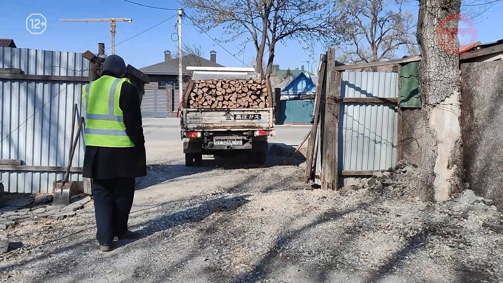 Три куба дров привезли маме погибшего в зоне спецоперации